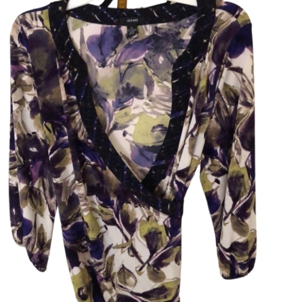 Alfani purple print Belted Faux wrap top flattering purple floral size XL
